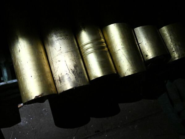 152 mm shell casings from a D-20 howitzer used in the Artemovsk area. - Sputnik International