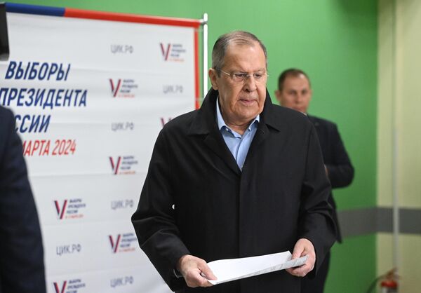Russian Foreign Minister Sergey Lavrov casts his ballot in the country&#x27;s presidential race. - Sputnik International