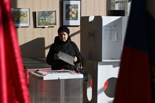 A voter casts her ballot at a Moscow polling precinct. - Sputnik International