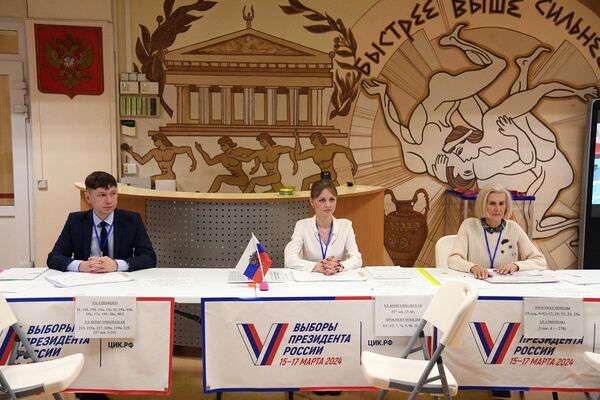 Officials from the local election commission were present at a polling station in the city of Yuzhno-Sakhalinsk on the far eastern Sakhalin Island. - Sputnik International