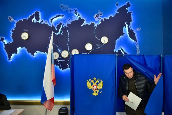 A man votes in Russia's presidential election in the Siberian city of Novosibirsk - Sputnik International