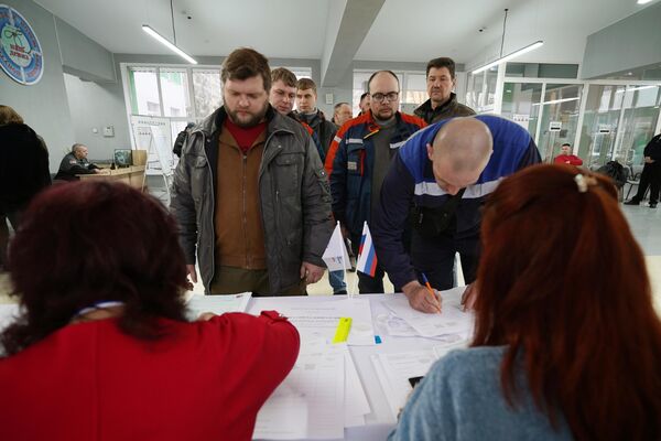 Citizens registering to vote at a Mariupol polling station named in honor of Alexander Bobrov, a Hero of Russia. - Sputnik International