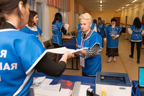 Local election commission members receive a list of voters prior to the polling station being open in Petropavlovsk-Kamchatsky - Sputnik International
