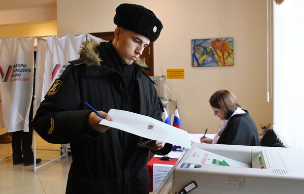 A serviceman from Russia&#x27;s Pacific Fleet casting his ballot at a polling station in Vladivostok. - Sputnik International