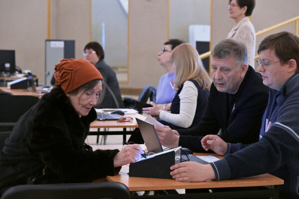 Members of a local election commission register voters at one of the electoral precincts in Moscow. - Sputnik International