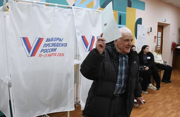 A man casts his vote at a polling station in Vladivostok. - Sputnik International