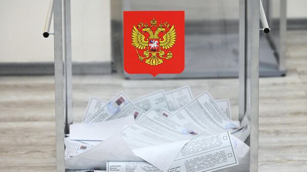 A view shows a ballot box filled with ballot papers at a polling station during the presidential election in Moscow, Russia. - Sputnik International