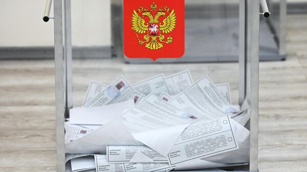 A view shows a ballot box filled with ballot papers at a polling station during the presidential election in Moscow, Russia. - Sputnik International