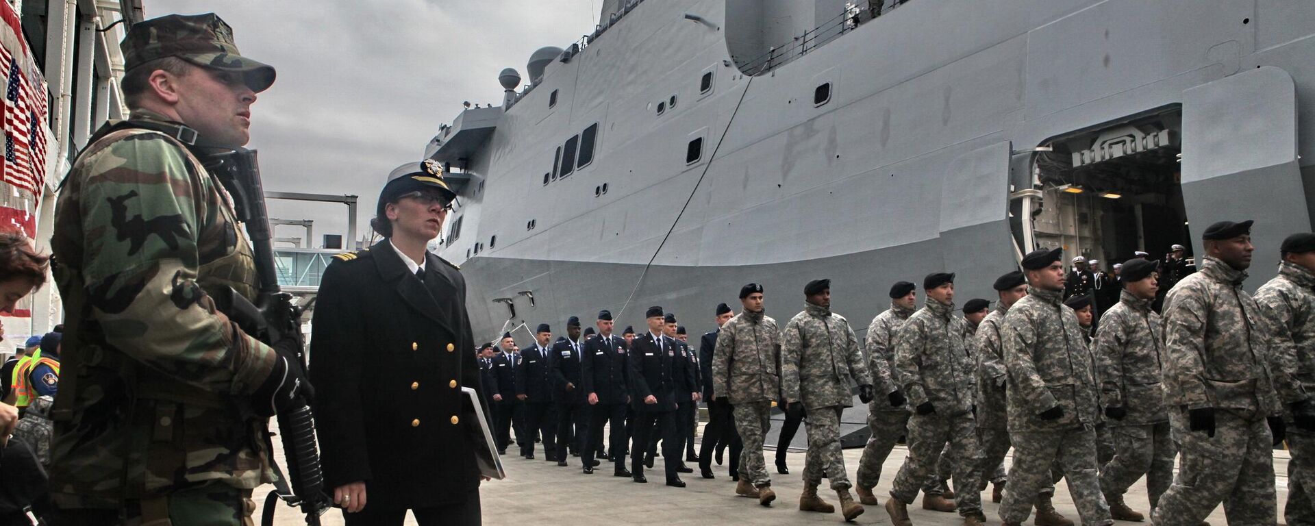 Troops parade during a ceremony for the new Navy assault ship USS New York, built with World Trade Center steel, marking its arrival in New York, Monday Nov. 2, 2009 - Sputnik International, 1920, 16.03.2024