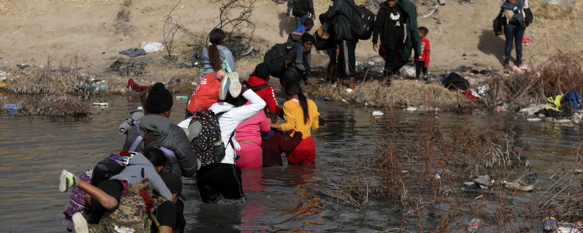 Migrants cross the Rio Bravo river, known as Rio Grande in the United States, into the US through Ciudad Juarez, Chihuahua State, Mexico, on January 2, 2024 - Sputnik International, 1920, 16.03.2024