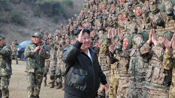Kim Jong-un greeting the soldiers at the drills of the air forces - Sputnik International