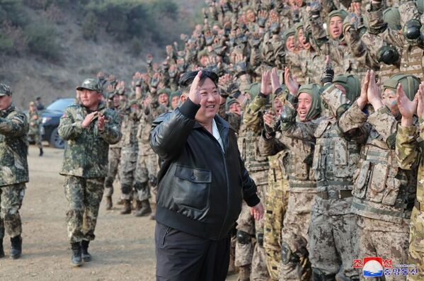 Kim Jong Un greeting the soldiers at the airborne drills. - Sputnik International