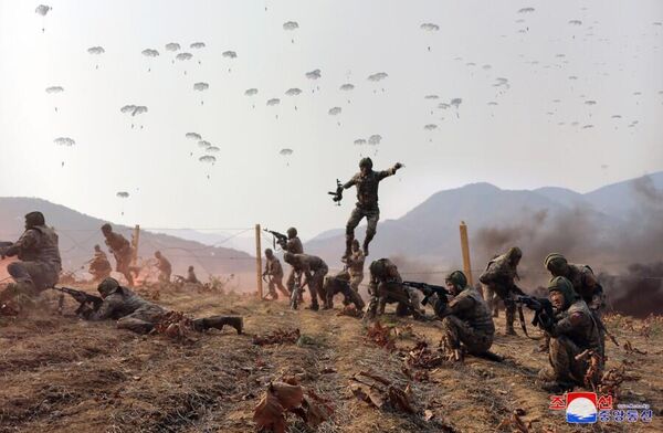 North Korean paratroopers performing multiple combat tasks during the exercises. - Sputnik International