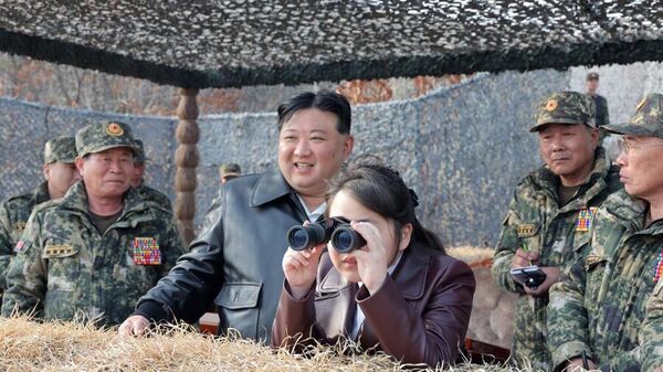  Kim Jong-un together with his daughter inspecting readiness of the soldiers participating in the drills - Sputnik International