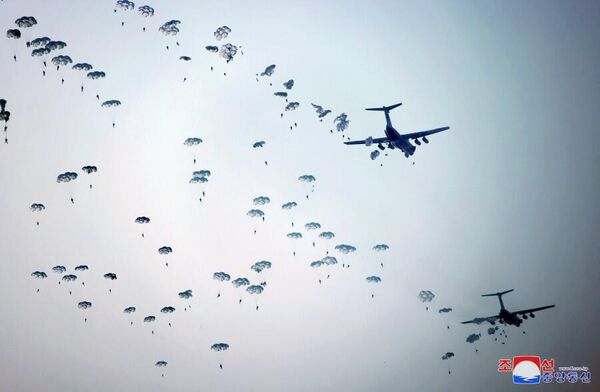 Landing of North Korean paratroopers during the military exercises. - Sputnik International