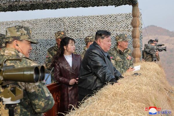Kim Jong Un together with his daughter looking at the troops from an observation post. - Sputnik International