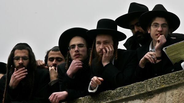 Ultra-orthodox Jews watch from a rooftop during the funeral of Rabbi Yitzhak Kadouri in Jerusalem, Sunday, Jan. 29, 2006 - Sputnik International
