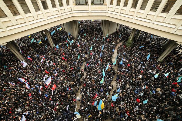 Participants of the mass rally Rise up to defend Crimea in front of the Verkhovna Rada of Crimea in Simferopol. - Sputnik International