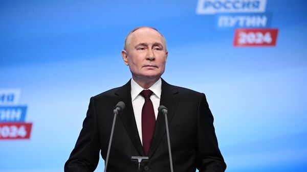 Vladimir Putin addresses journalists at his campaign headquarters. March 17, 2024 - Sputnik International