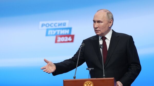 Vladimir Putin addresses journalists at his campaign headquarters. March 18, 2024 - Sputnik International