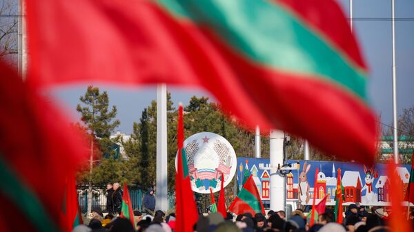 People wave flags during a rally in Suvorov Square, in Tiraspol.  - Sputnik International