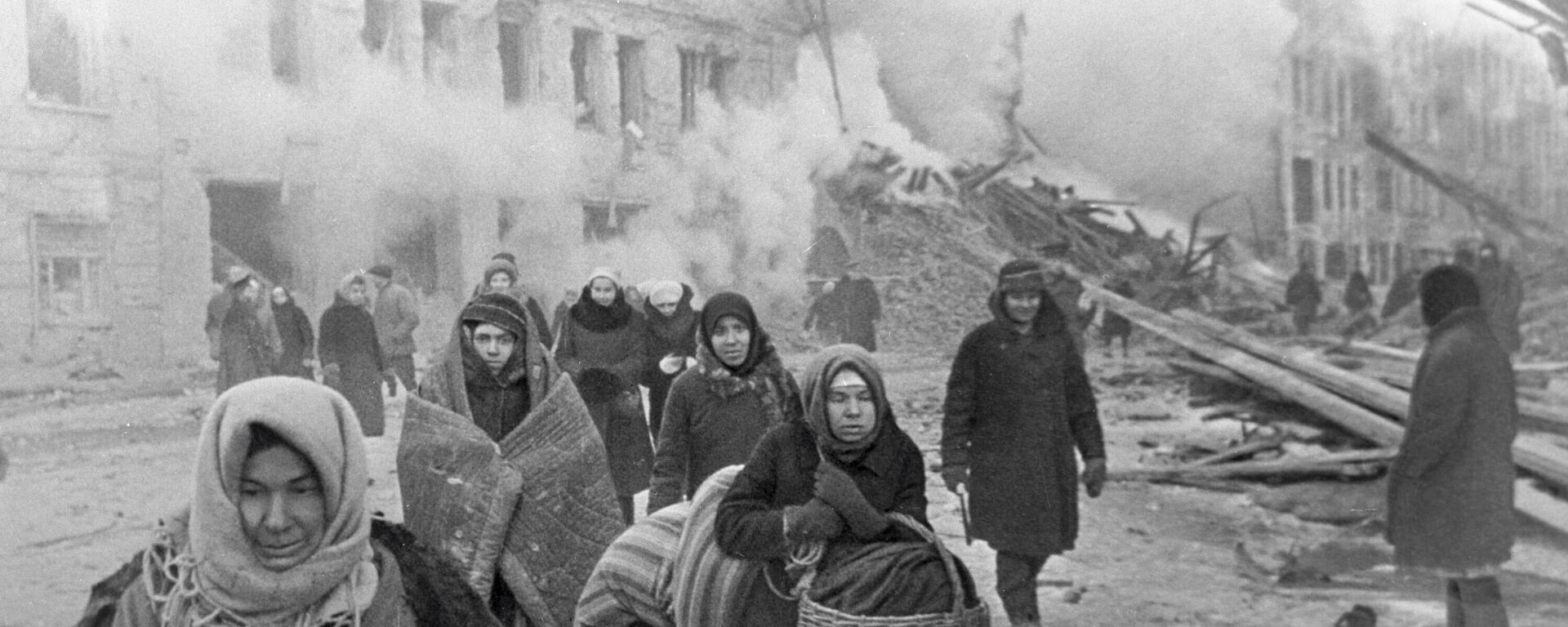 ساکنان لنینگراد محاصره شده پناهگاه بمب را ترک می کنند.  - اسپوتنیک بین المللی، 1920، 2024/03/18