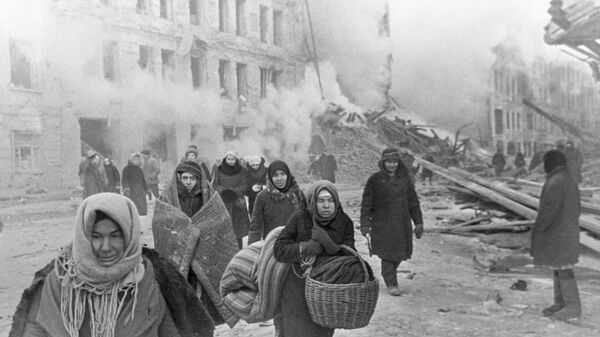 Residents of besieged Leningrad leave a bomb shelter. - Sputnik International