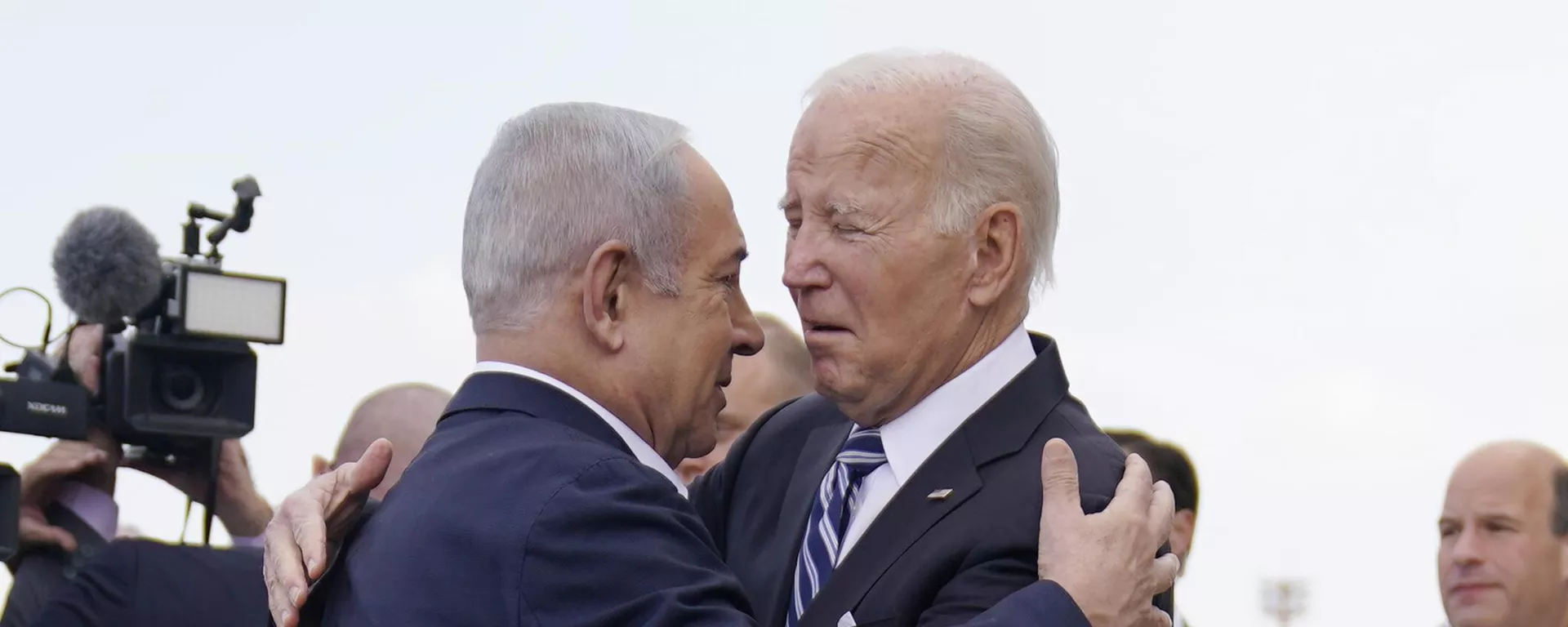 President Joe Biden is greeted by Israeli Prime Minister Benjamin Netanyahu after arriving at Ben Gurion International Airport, on Oct. 18, 2023, in Tel Aviv - Sputnik International, 1920, 17.10.2024