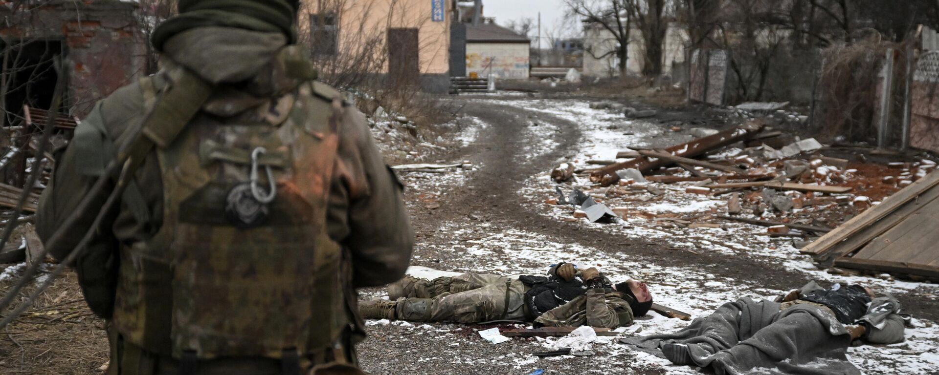 یک سرباز روسی از ناحیه نظامی مرکزی در کنار اجساد سربازان اوکراینی کشته شده در طول عملیات نظامی روسیه در اوکراین در شهر آودیوکا در نزدیکی دونتسک، جمهوری خلق دونتسک، روسیه - اسپوتنیک بین‌المللی، 1920، 19/04/2024 ایستاده است.