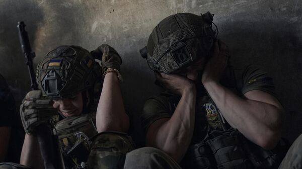 Ukrainian soldiers cover their ears to protect from the Russian tank shelling in a shelter on the frontline in the Zaporizhzhia region, Ukraine, Sunday, July 2, 2023 - Sputnik International