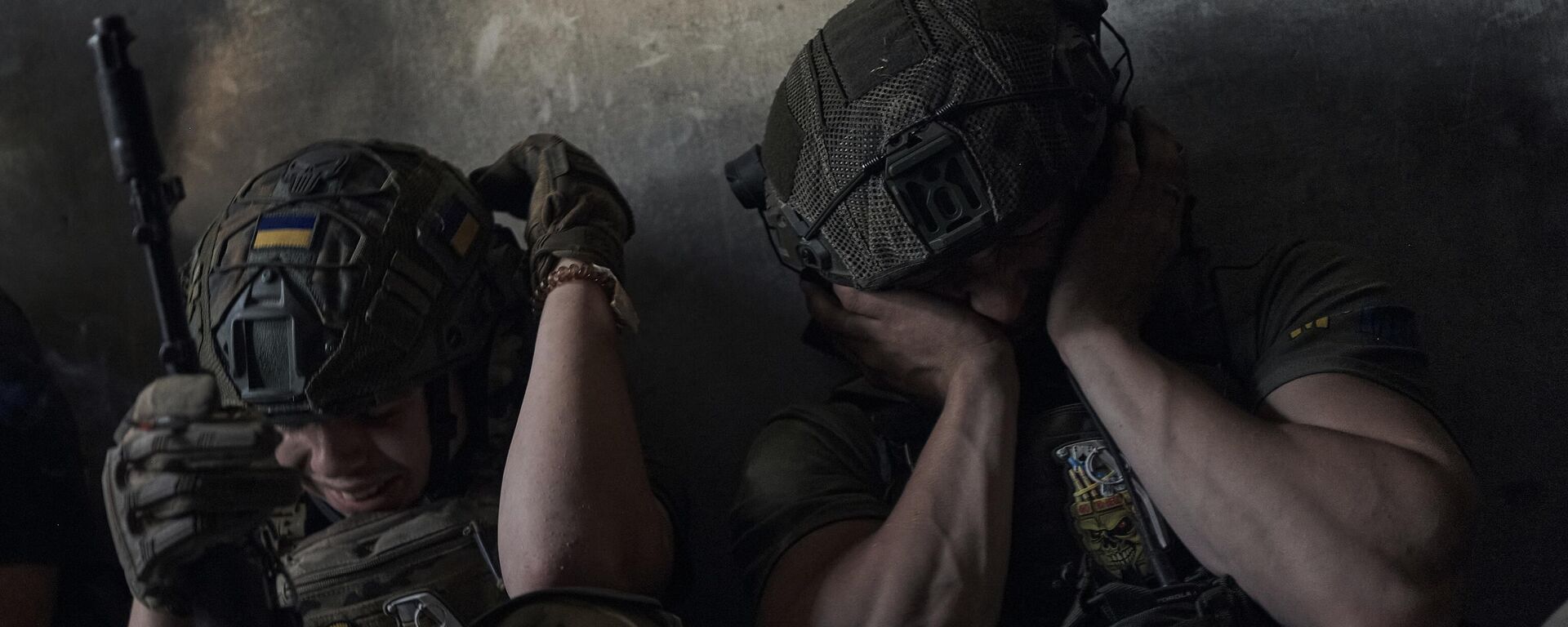Ukrainian soldiers cover their ears to protect from the Russian tank shelling in a shelter on the frontline in the Zaporizhzhia region, Ukraine, Sunday, July 2, 2023 - Sputnik International, 1920, 19.03.2024