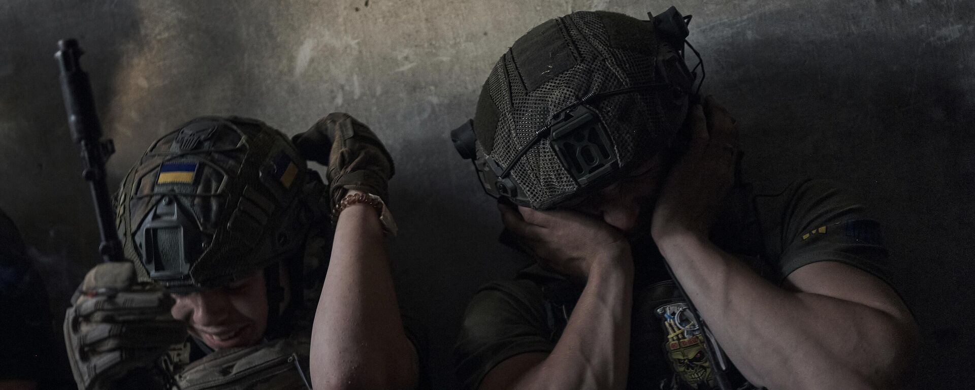 Ukrainian soldiers cover their ears to protect from the Russian tank shelling in a shelter on the frontline in the Zaporizhzhia region, Ukraine, Sunday, July 2, 2023 - Sputnik International, 1920, 26.04.2024