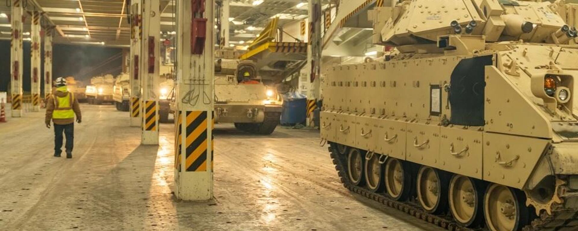 A convoy of Bradley Fighting Vehicles load onto the ARC Integrity Jan. 25, 2023, at the Transportation Core Dock in North Charleston, South Carolina. More than 60 Bradleys were shipped by U.S. Transportation Command as part of the U.S. military aid package to Ukraine. - Sputnik International, 1920, 19.03.2024