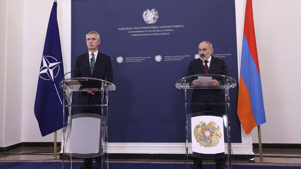 Armenia's Prime Minister Nikol Pashinyan, right, and NATO Secretary General Jens Stoltenberg make a joint statements after their meeting in Yerevan, Armenia, Tuesday, March 19, 2024.  - Sputnik International