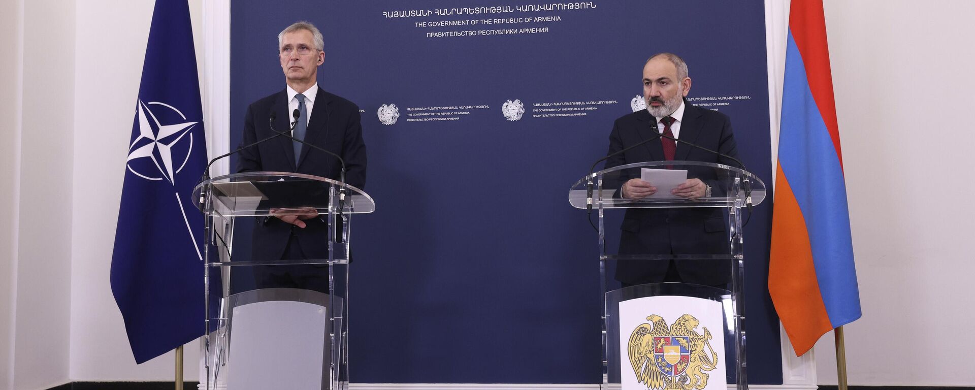 Armenia's Prime Minister Nikol Pashinyan, right, and NATO Secretary General Jens Stoltenberg make a joint statements after their meeting in Yerevan, Armenia, Tuesday, March 19, 2024.  - Sputnik International, 1920, 19.03.2024