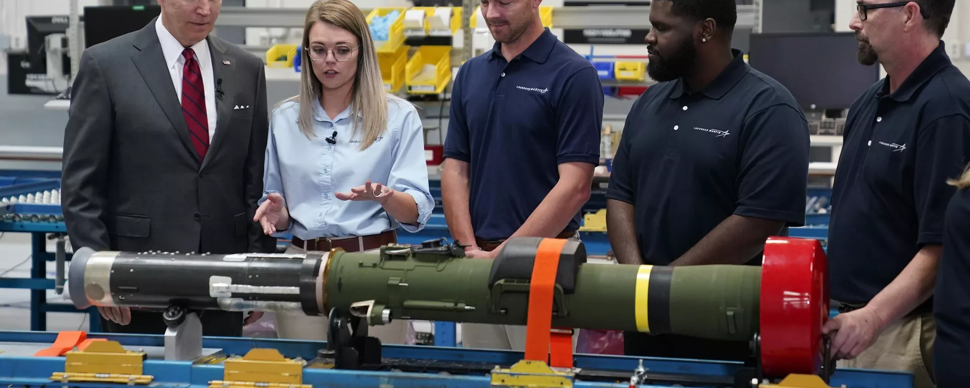 President Joe Biden listens during tour of the Lockheed Martin Pike County Operations facility where Javelin anti-tank missiles are manufactured - Sputnik International, 1920, 19.03.2024