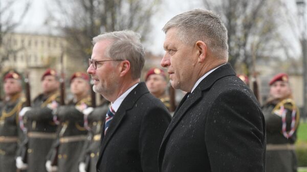 Czech Republic's Prime Minister Petr Fiala (Back) and his Slovakia's counterpart Robert Fico. - Sputnik International