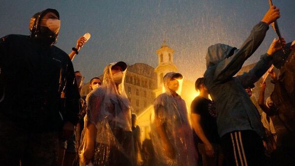 People walk under the rain as protests against the death in police custody of George Floyd - Sputnik International