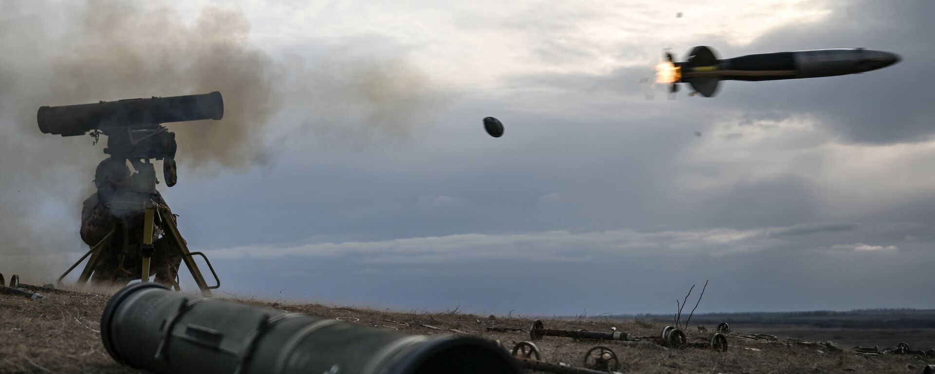 A serviceman of the Tsentr Battlegroup of Russian Armed Forces perfects his skills in firing Kornet anti-tank missile system. - Sputnik International, 1920, 25.05.2026