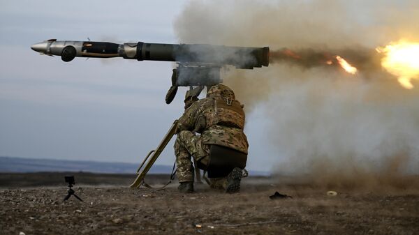 A serviceman of the Tsentr Battlegroup of Russian Armed Forces perfects his skills in firing Kornet anti-tank missile system. - Sputnik International