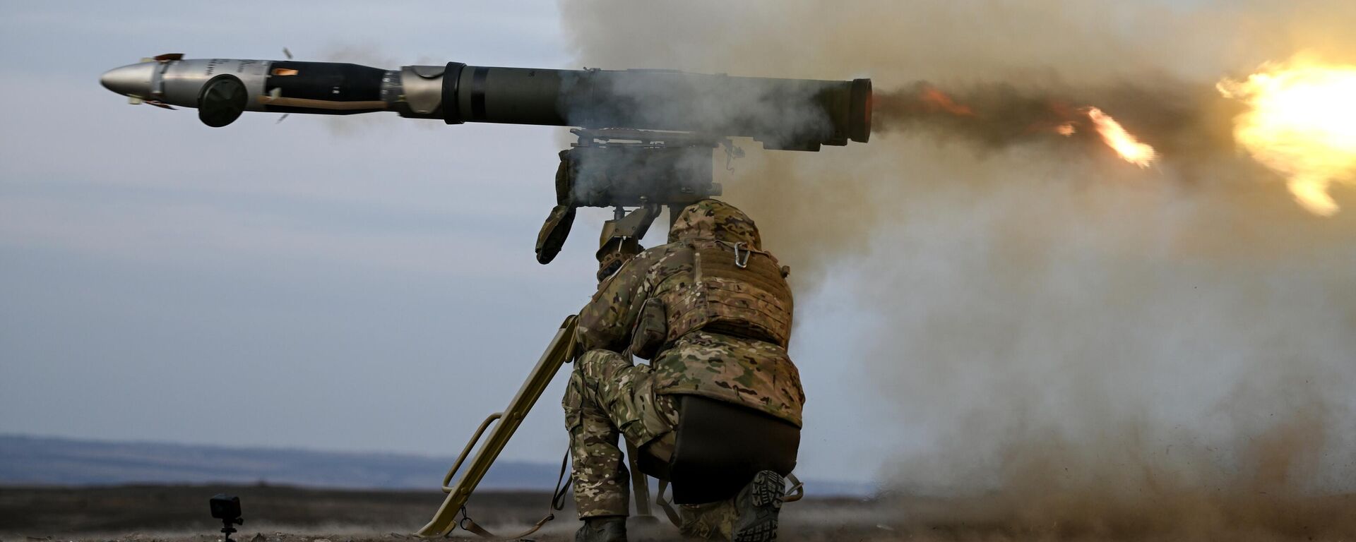 A serviceman of the Tsentr Battlegroup of Russian Armed Forces perfects his skills in firing Kornet anti-tank missile system. - Sputnik International, 1920, 30.05.2024