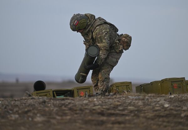 A serviceman in Russia’s Battlegroup Tsentr perfects his skills in firing Kornet anti-tank missile system. - Sputnik International