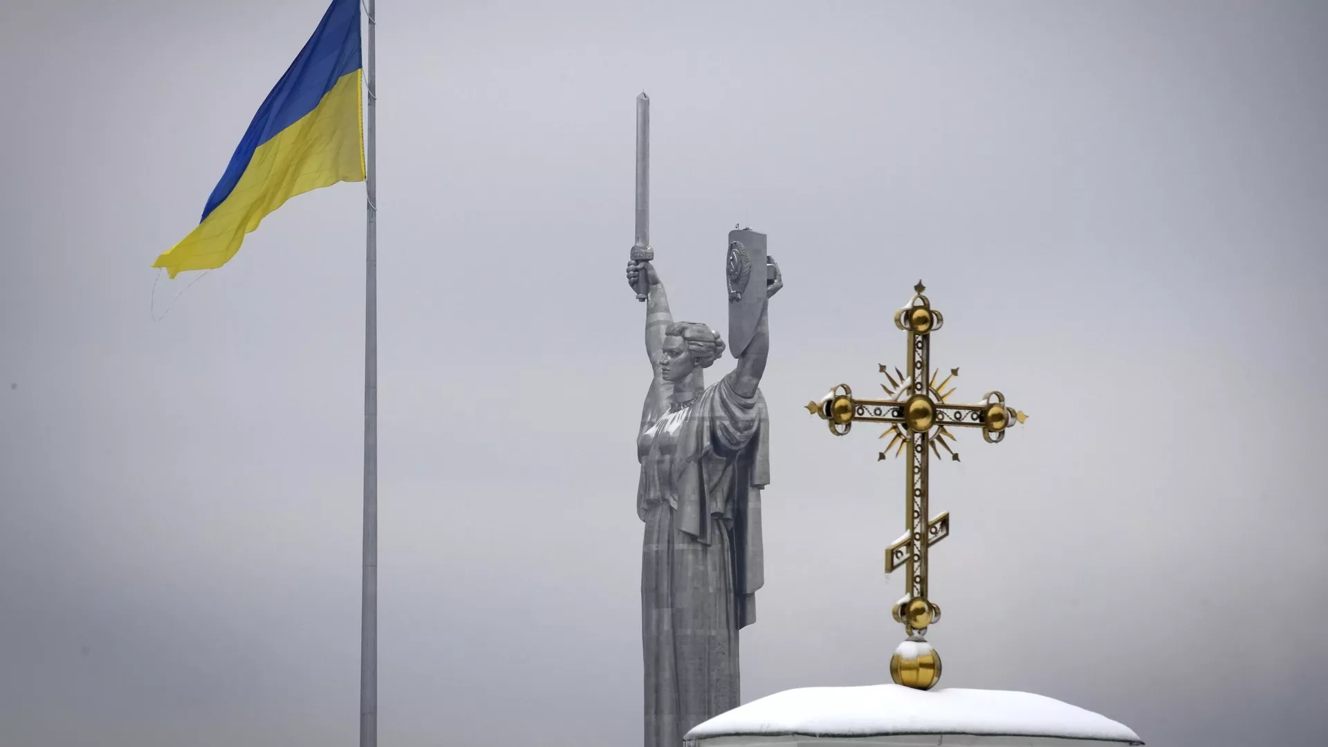 The cross of the Kiev-Pechersk Lavra monastery complex against the background of the Ukrainian national flag and the Motherland monument in Kiev. - Sputnik International, 1920, 18.10.2024