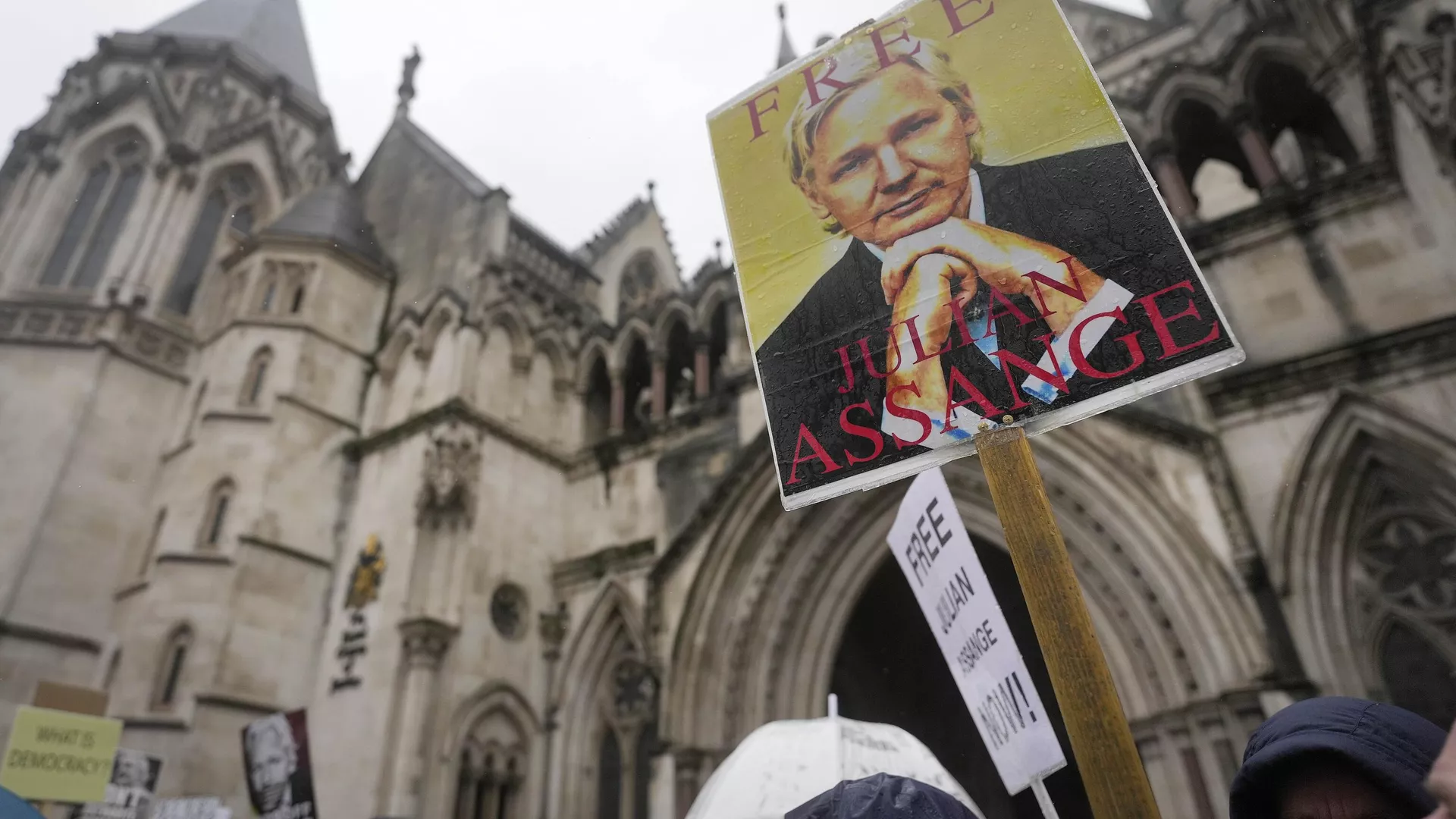 Protesters stand with Julian Assange posters at the Royal Courts of Justice entrance in London, Wednesday, Feb. 21, 2024. - Sputnik International, 1920, 21.03.2024