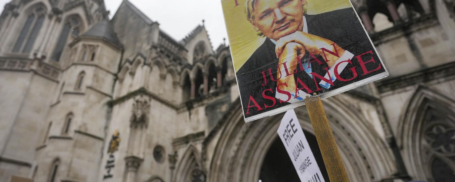 Protesters stand with Julian Assange posters at the Royal Courts of Justice entrance in London, Wednesday, Feb. 21, 2024.  - Sputnik International, 1920, 23.03.2024