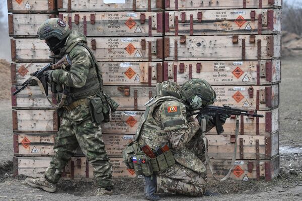 Newly-arrived troops undergo military training at a shooting range. - Sputnik International