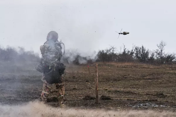 Un militar ruso perfeccionando sus habilidades en un campo de tiro en la región de Zaporozhye. - Sputnik Internacional