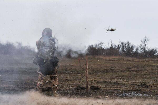 A Russian serviceman honing his skills at a shooting range in the Zaporozhye region. - Sputnik International
