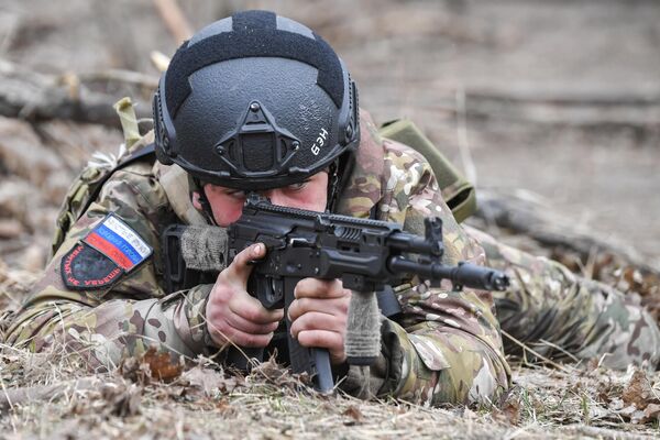 A Russian soldier undertaking special training at a landfill around Zaporozhye  - Sputnik International