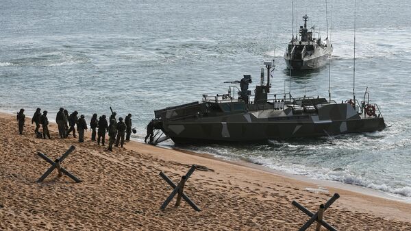 Russian Raptor-class patrol boats land troops in Crimea during drills. September 2021. - Sputnik International